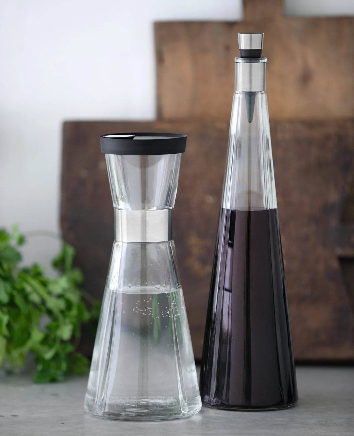 To ROSENDAHL Grand Cru karafler i glas, en med rødvin og en tom