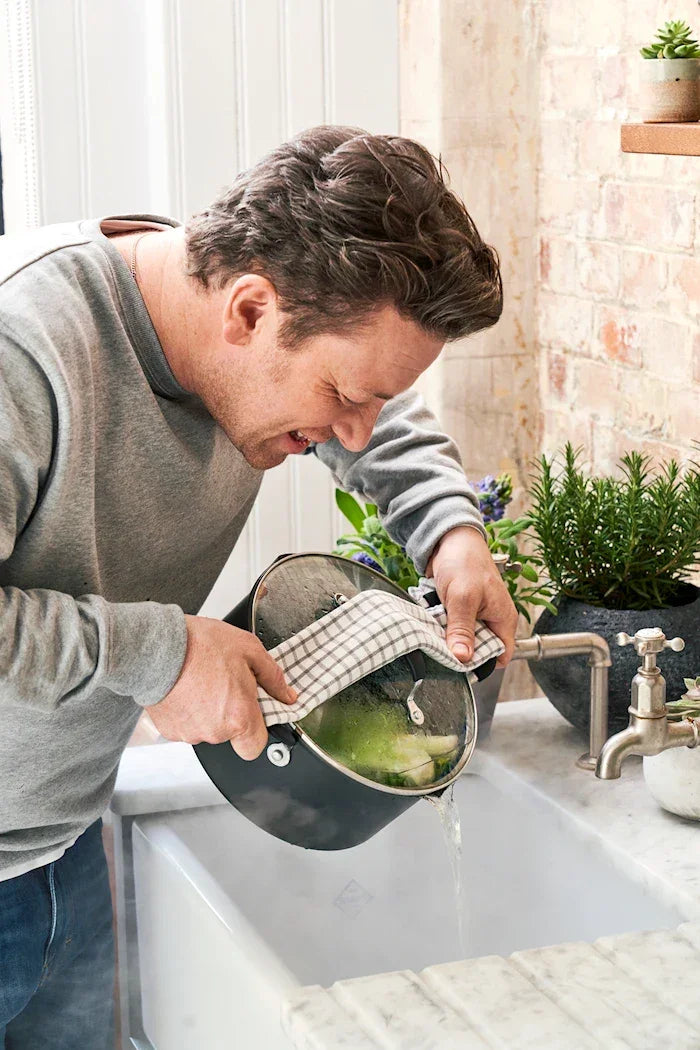JAMIE OLIVER SAUTERPANDE 26 CM MED LÅG HARD ANODISED
