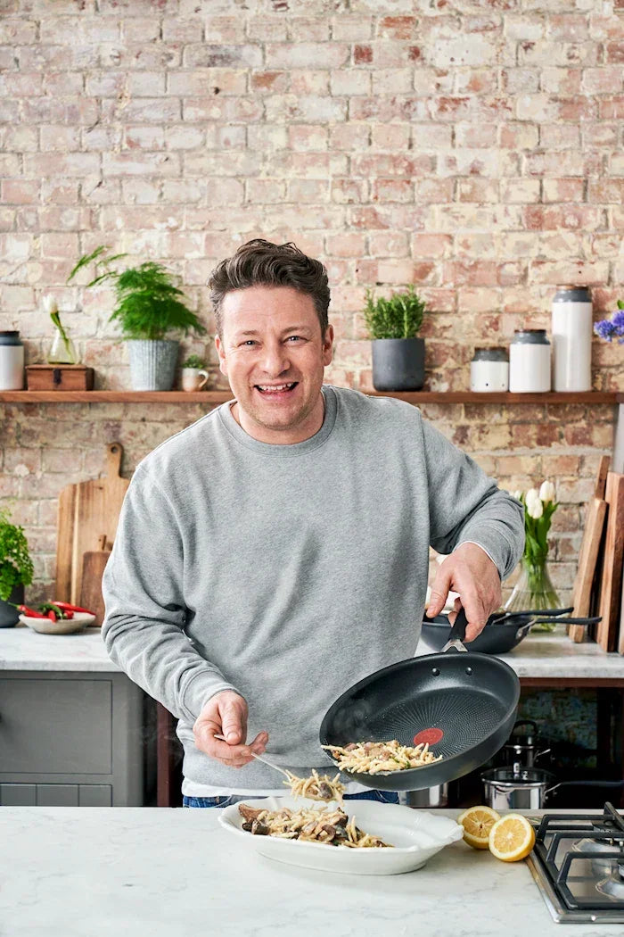 JAMIE OLIVER SAUTERPANDE 26 CM MED LÅG HARD ANODISED