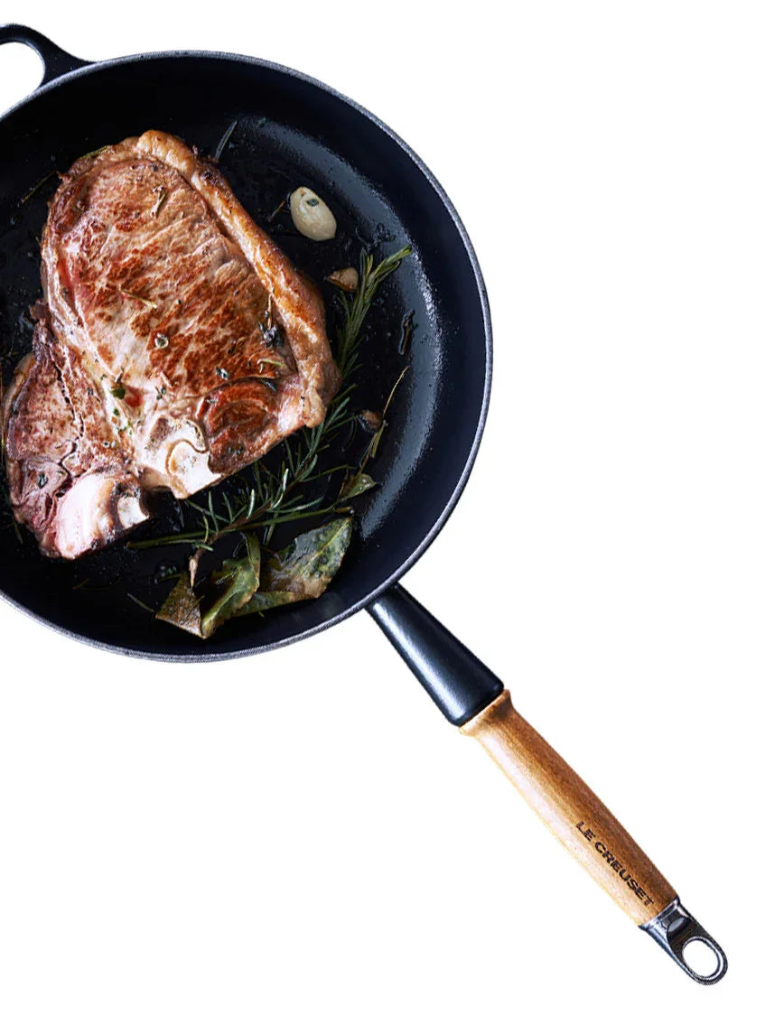 LE CREUSET PANDE MED TRÆHÅNDTAG 28 CM CERISE