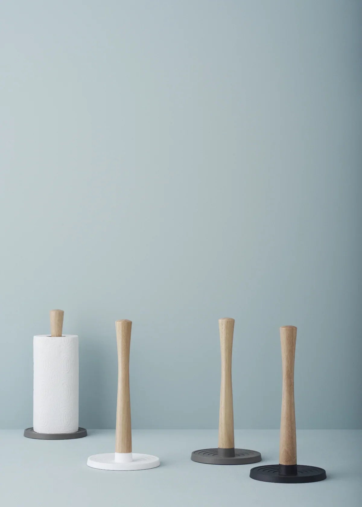 RIGTIG by STELTON KØKKENRULLEHOLDER SORT