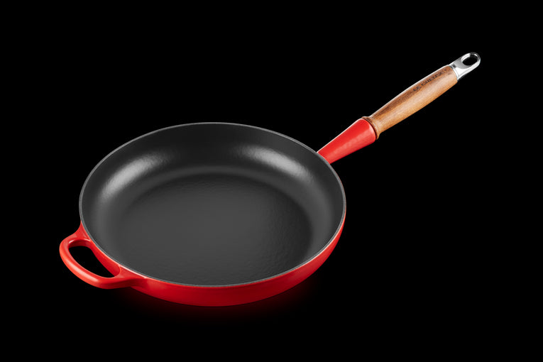 LE CREUSET PANDE MED TRÆHÅNDTAG 28 CM RØD