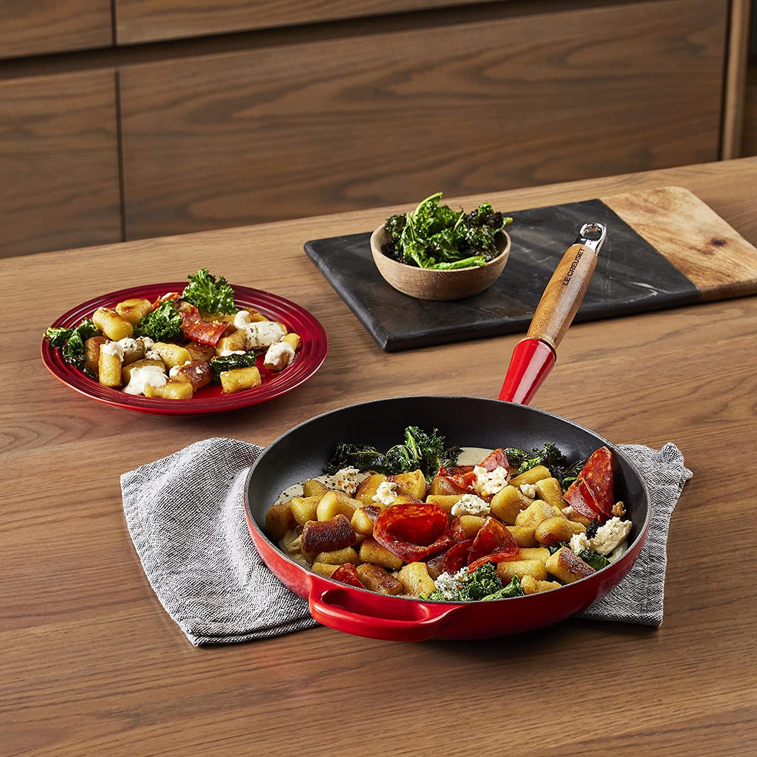 LE CREUSET PANDE MED TRÆHÅNDTAG 28 CM RØD